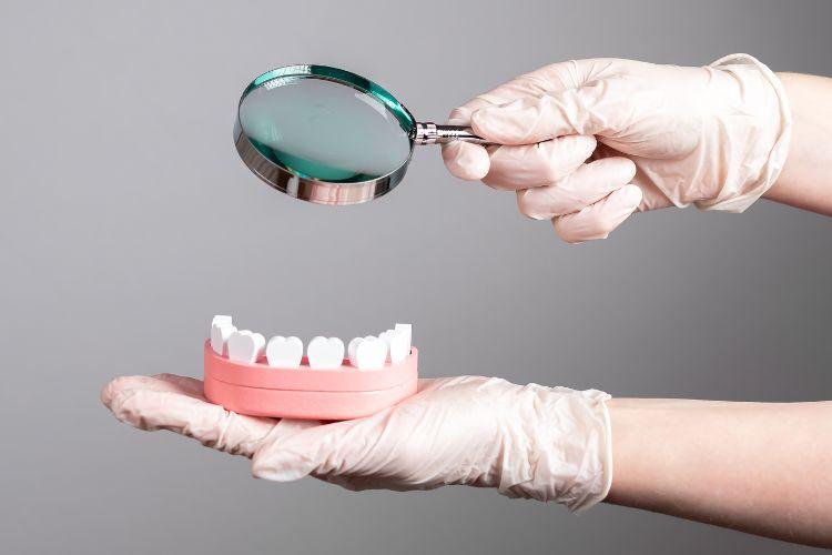 Paradontoza. Czym jest i jak leczyć przewlekłe zapalenie przyzębia?