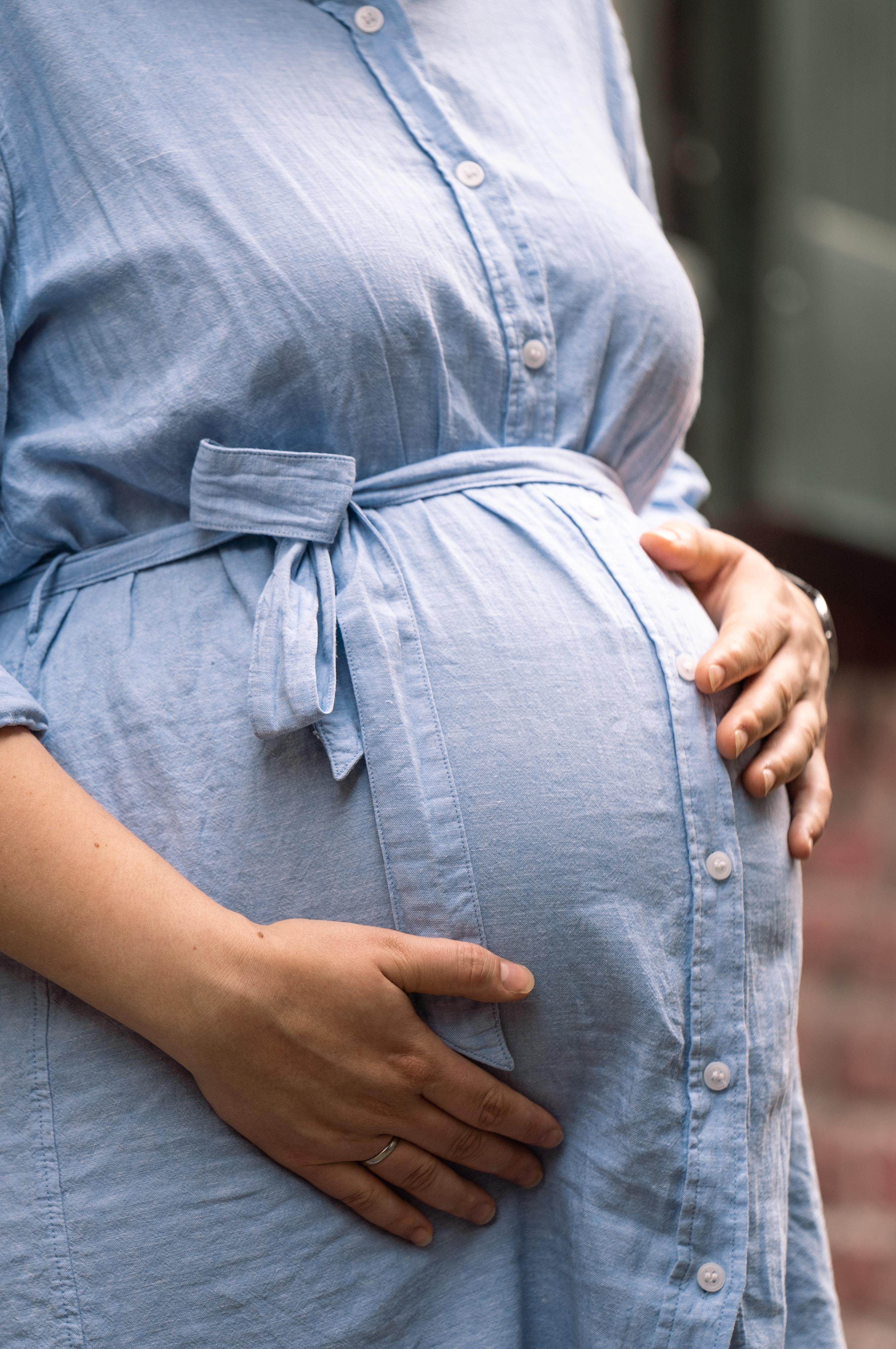 Stan przedrzucawkowy - objawy. Na co zwrócić uwagę? Czym jest stan przedrzucawkowy w ciąży? Czy stanowi zagrożenie dla kobiety w ciąży?