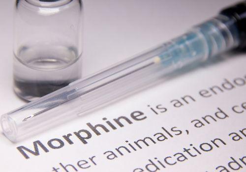 Co to jest morfina i jak działa? Silny lek przeciwbólowy. Uzależnienie od morfiny