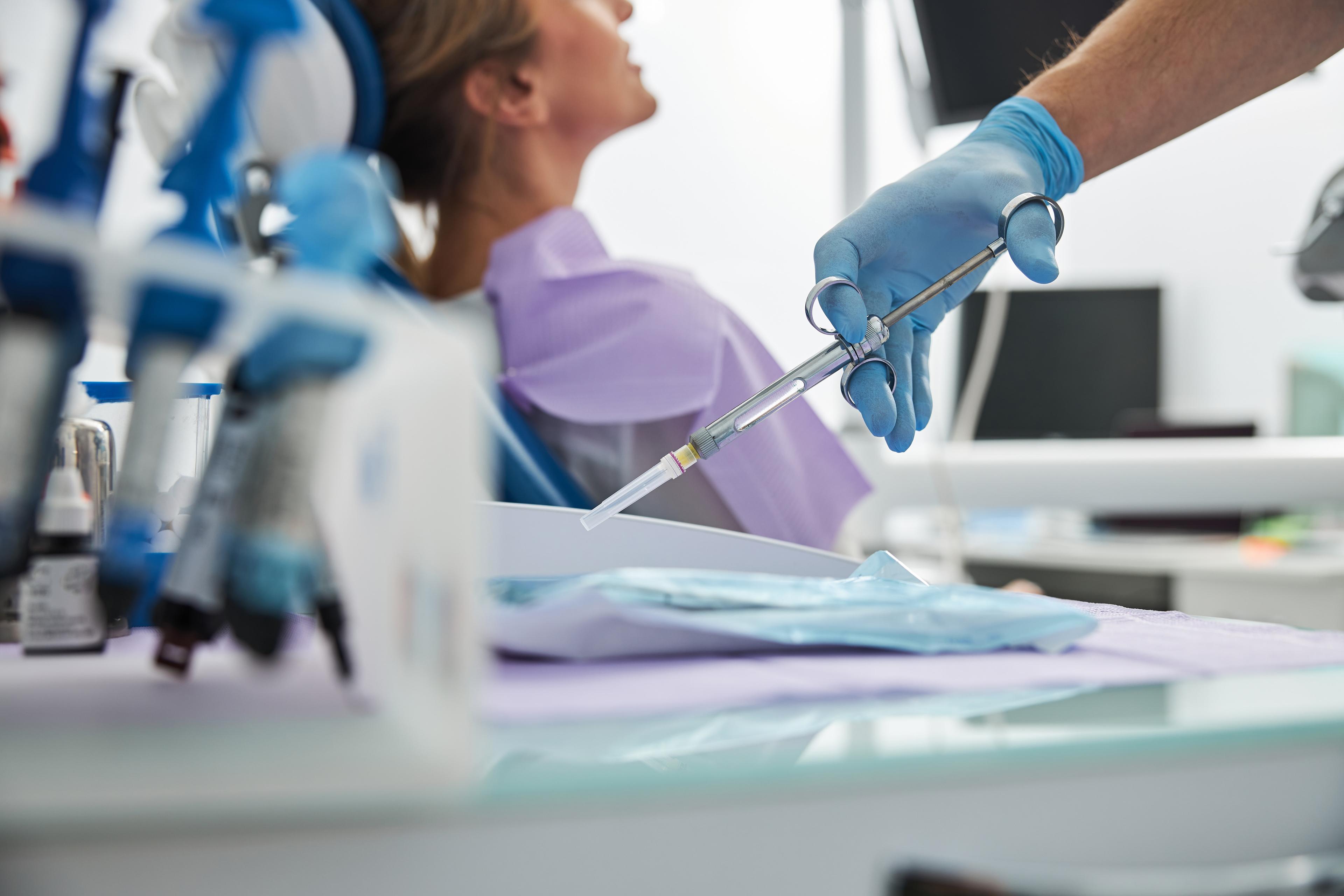 Znieczulenie u dentysty - czy boli? W jakich sytuacjach się stosuje znieczulenie w gabinecie stomatologicznym? Znieczulenie stomatologiczne. Przeciwwskazania do znieczulenia dentystycznego