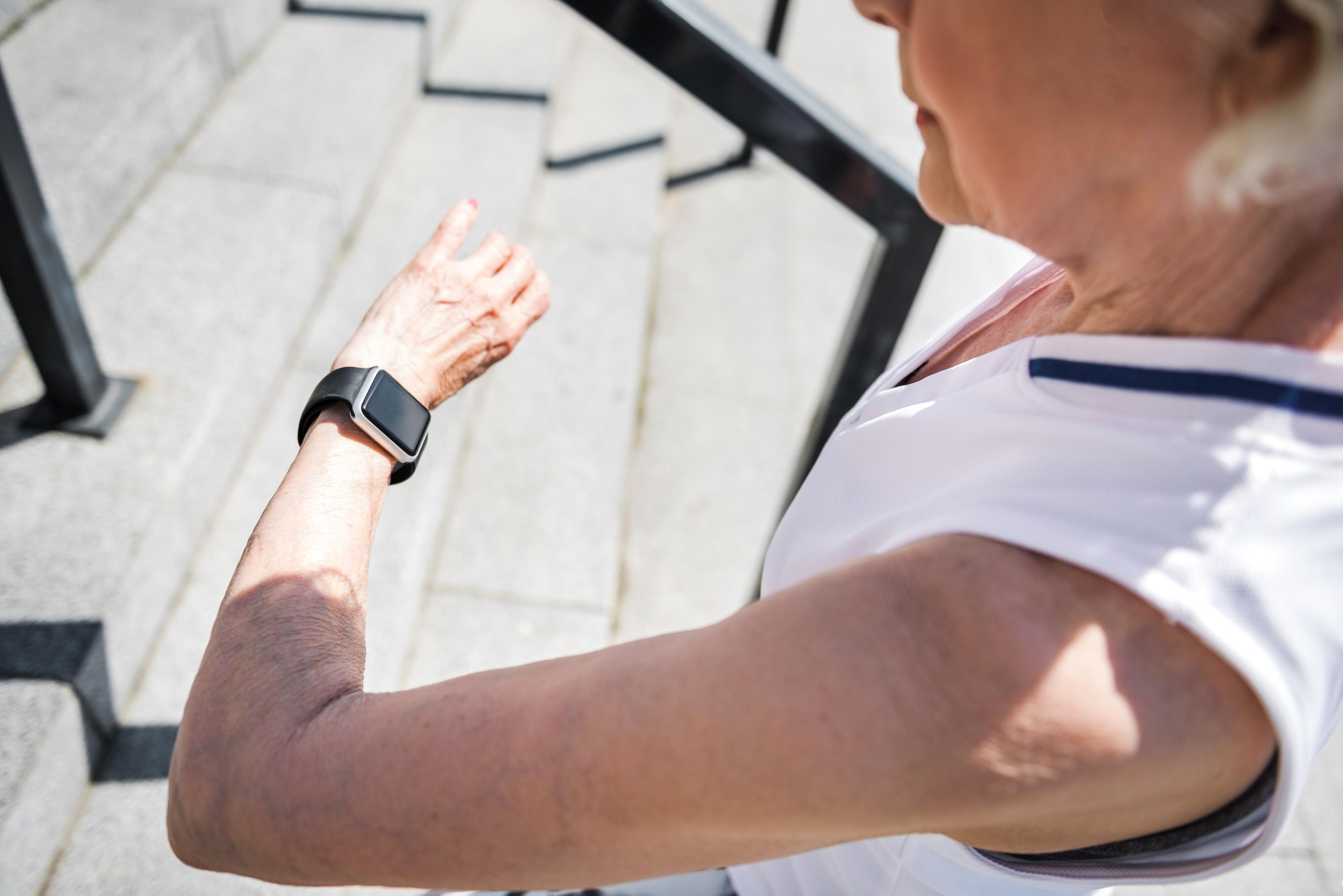 Opaska życia dla seniora – jak działa i dlaczego warto