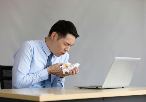 Flegma w gardle – skąd się bierze i jak się jej pozbyć?