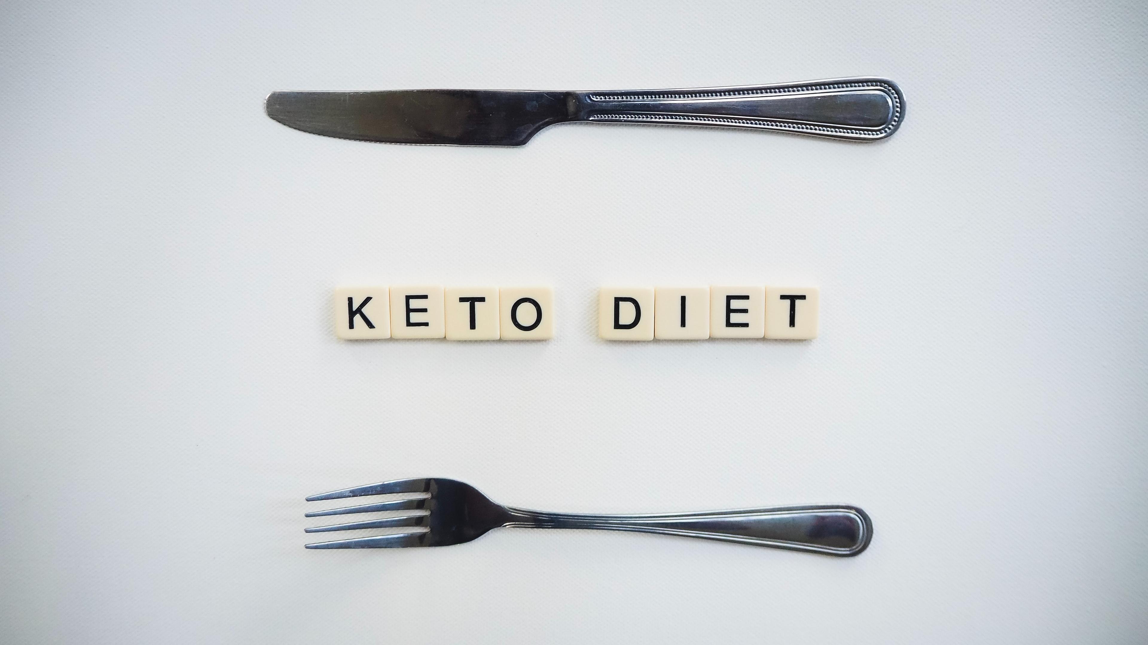 Dieta keto - co jeść? Dieta ketogeniczna - przykładowy jadłospis dni na diecie ketogenicznej. 