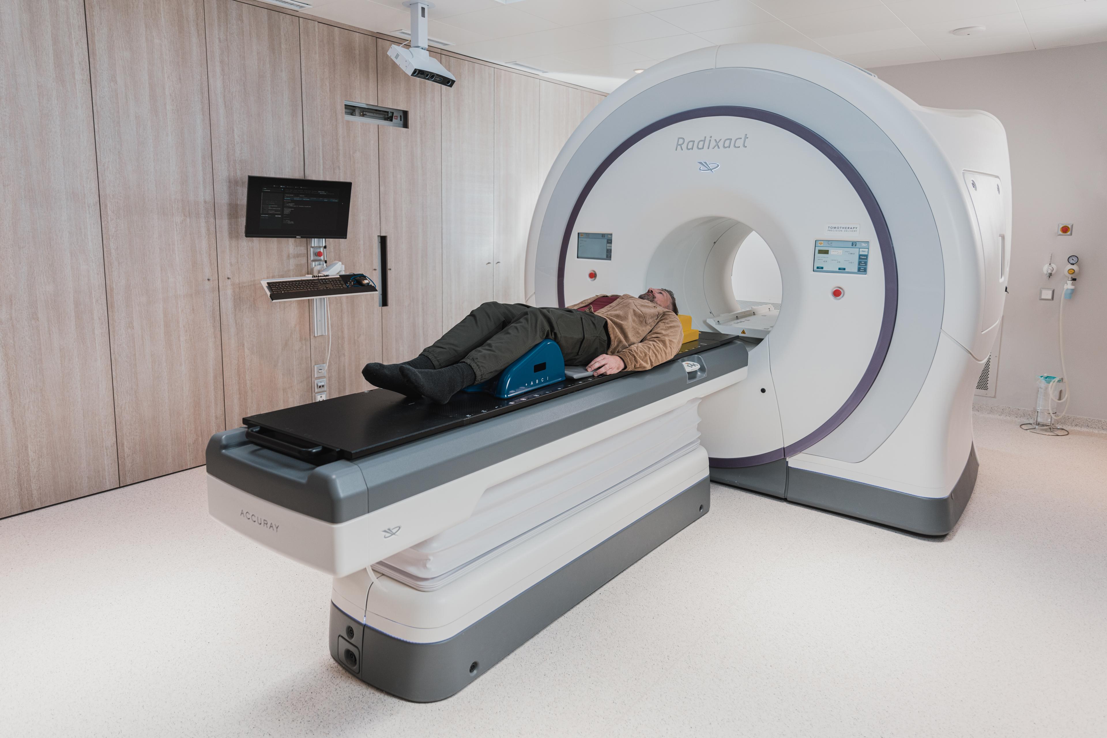 Tomografia emisyjno-komputerowa (PET) - na czym polega? Pozytonowa tomografia emisyjna. Co to jest badanie PET? Metody leczenia onkologicznego