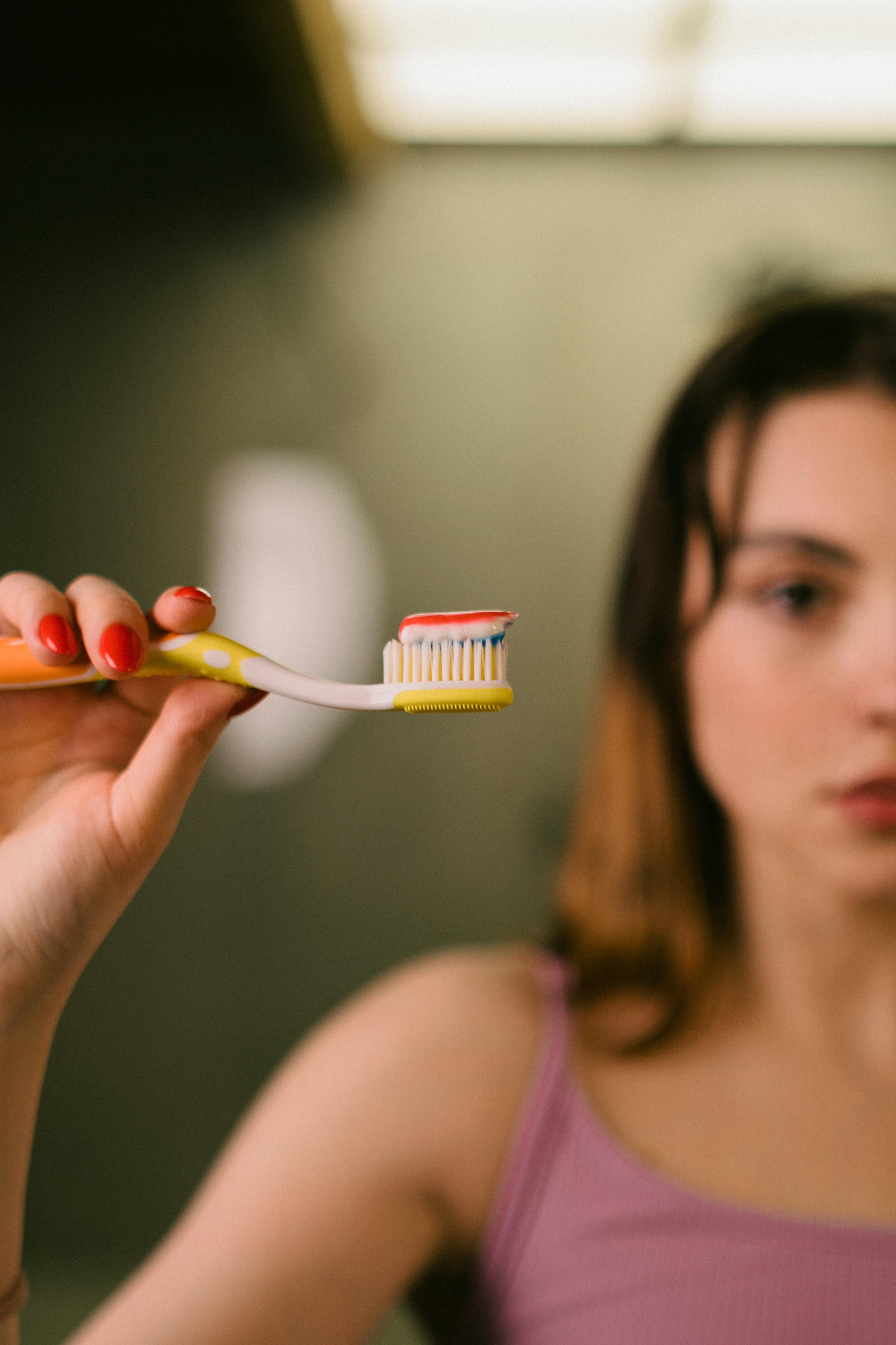 Jaką pastą do zębów wybrać? Ilość fluoru i pasty do zębów wrażliwych. Którą pastę na nadwrażliwość zębów wybrać? Czym powinna się charakteryzować dobra pasta do zębów? 