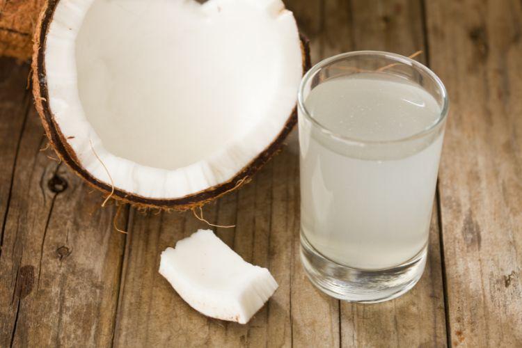Jakie właściwości ma woda kokosowa? Wskazania i przeciwwskazania do stosowania. Woda kokosowa - czym jest, właściwości zdrowotne, naturalny izotonik 