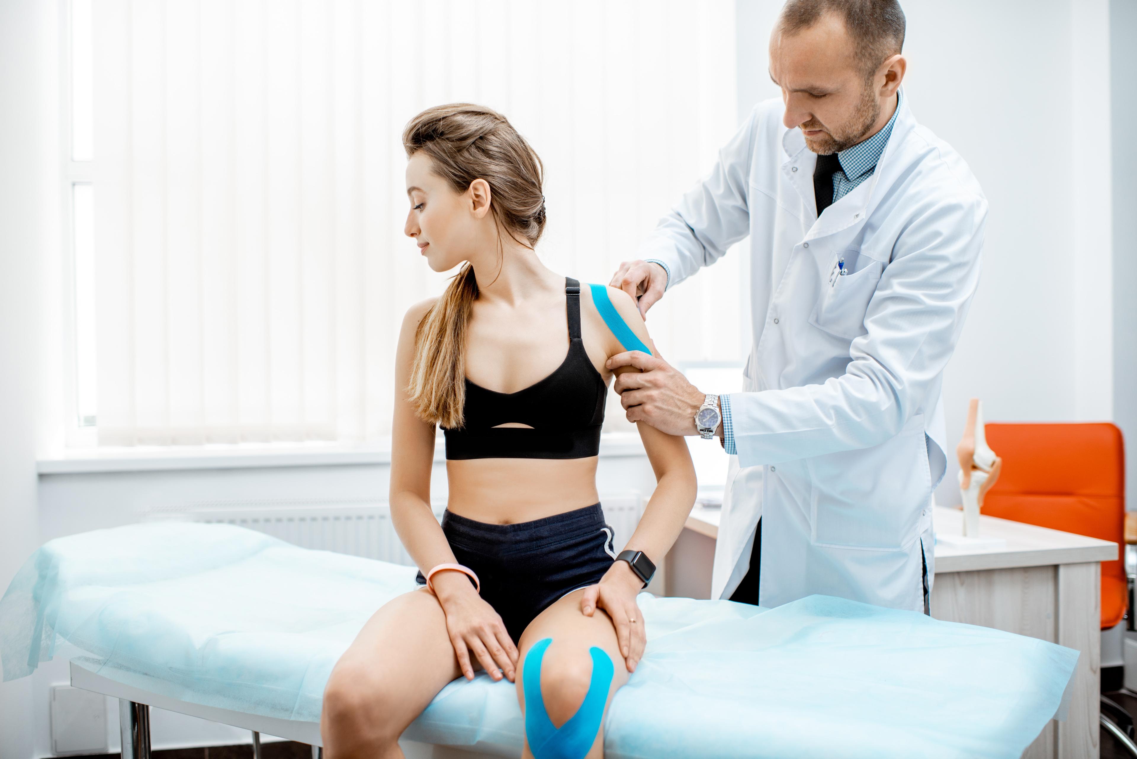 Kinesiotaping – jak naklejać plastry i jak długo stosować