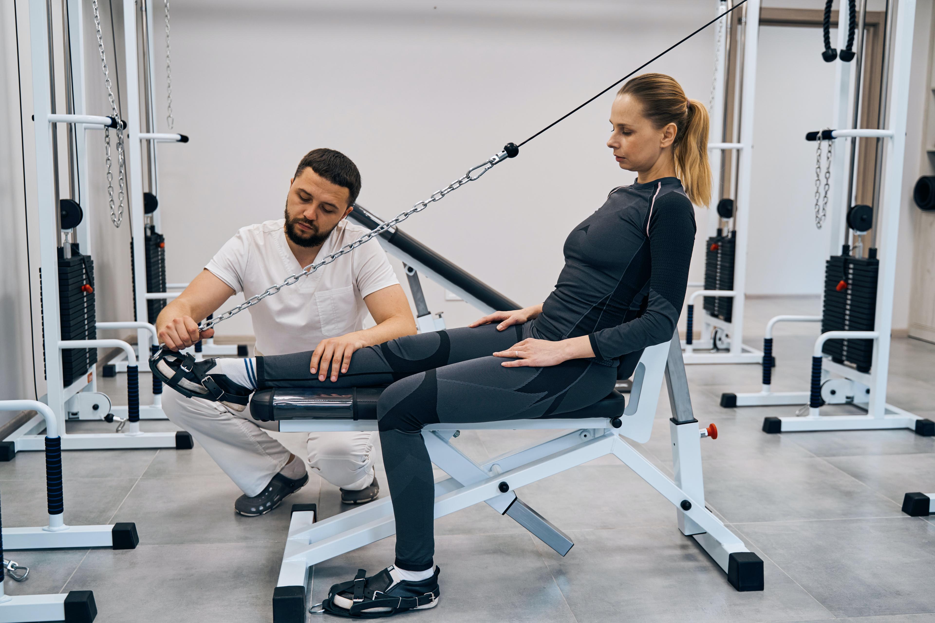 Ból kolan – najlepsze ćwiczenia, domowe sposoby i profilaktyka