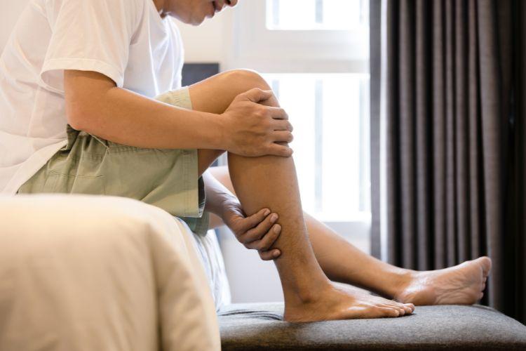 Skurcze nóg (nocne) – przyczyny, zapobieganie i leczenie