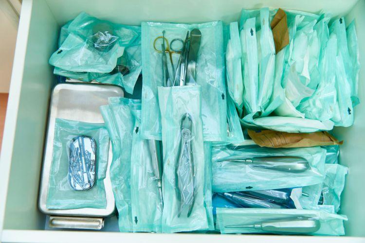 Lakowanie zębów - na czym polega? Kiedy się je wykonuje?