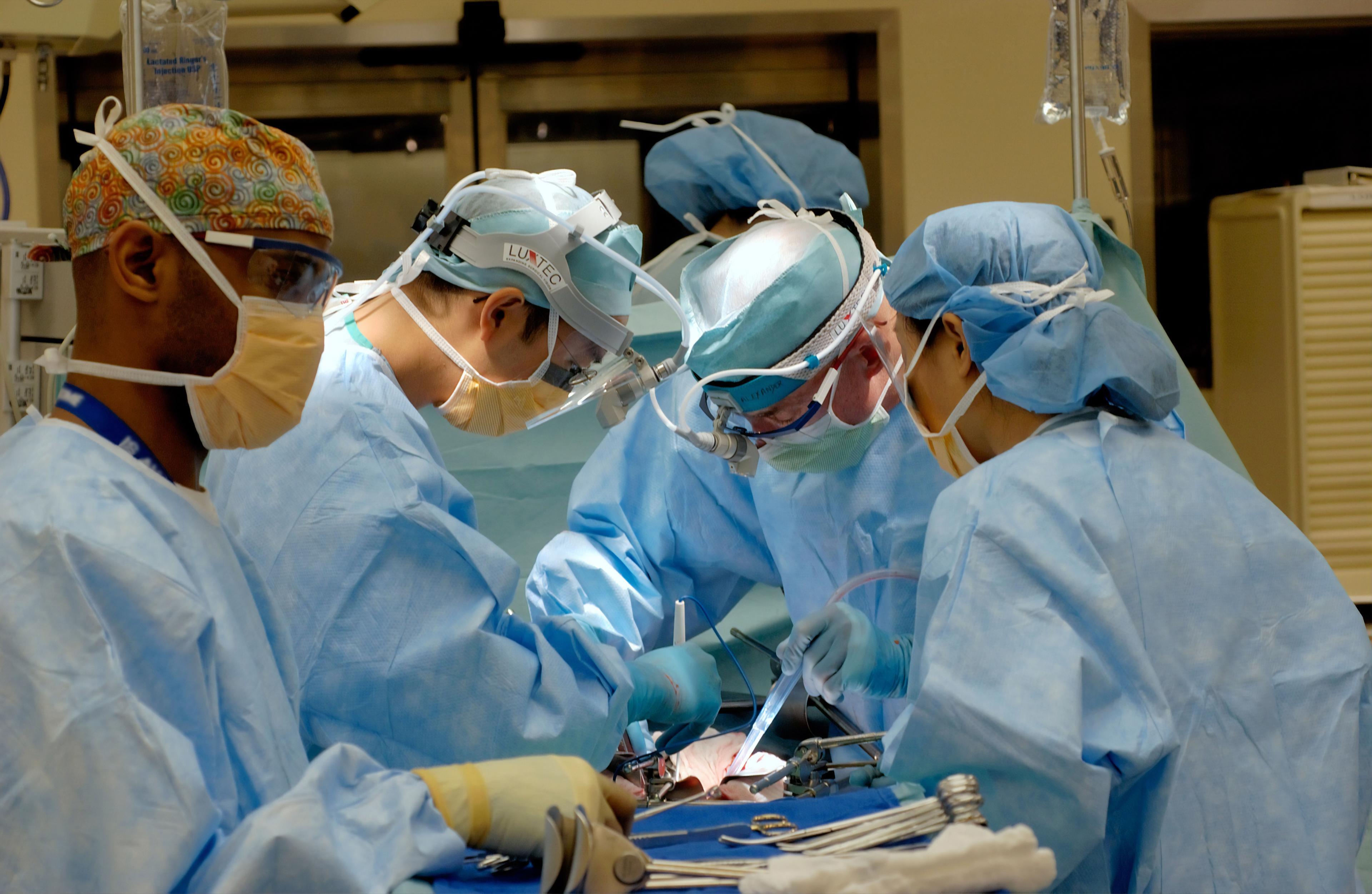Operacja przeszczepienia serca - jak wygląda życie po przeszczepie serca? Jakie są wskazania i przeciwwskazania do operacji? Jak wygląda życie po transplantacji? 