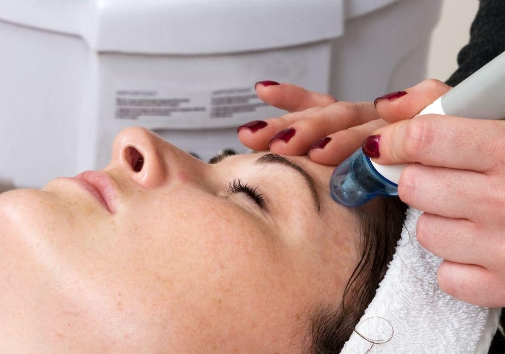Dermabrazja i mikrodermabrazja – wskazania, przebieg i efekty