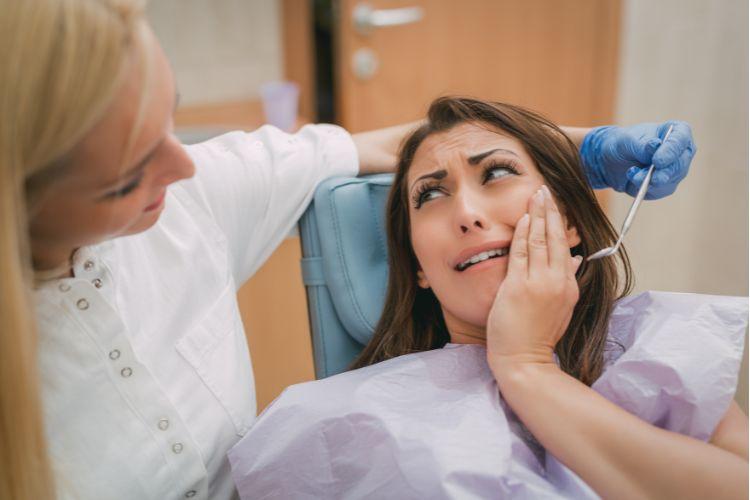 Ból zęba w ciąży - jak sobie z tym radzić? Domowe sposoby na ból zęba w ciąży. Jak uśmierzyć ból zęba w ciąży? Co robić, gdy w ciąży dokucza ci ból zęba?