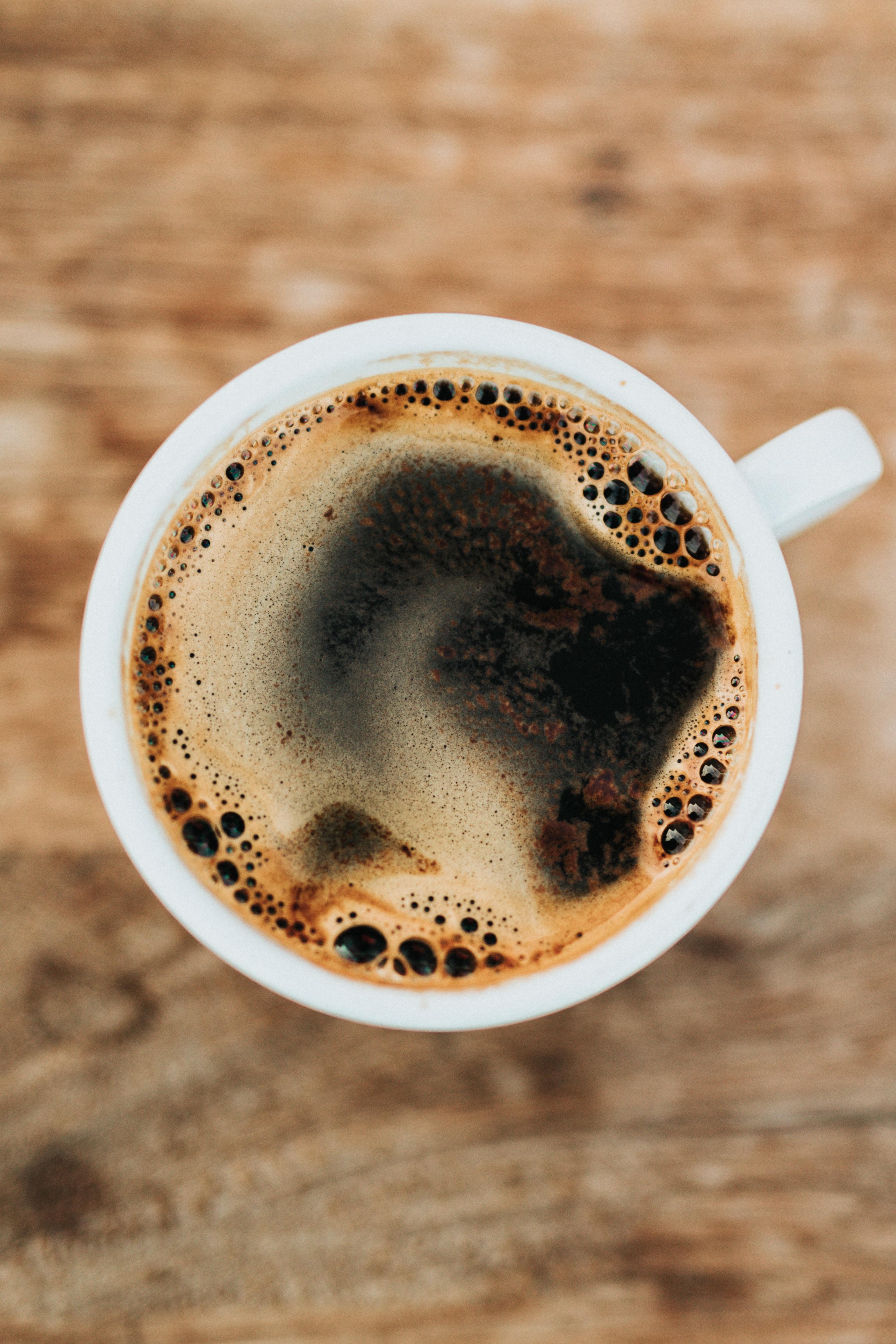 Ile kofeiny ma kawa? Jak jej ilość wpływa na organizm? Jaka kofeina jest w kawie? Wpływ kofeiny na organizm? Jak działa kofeina? Od czego zależy jej działanie?