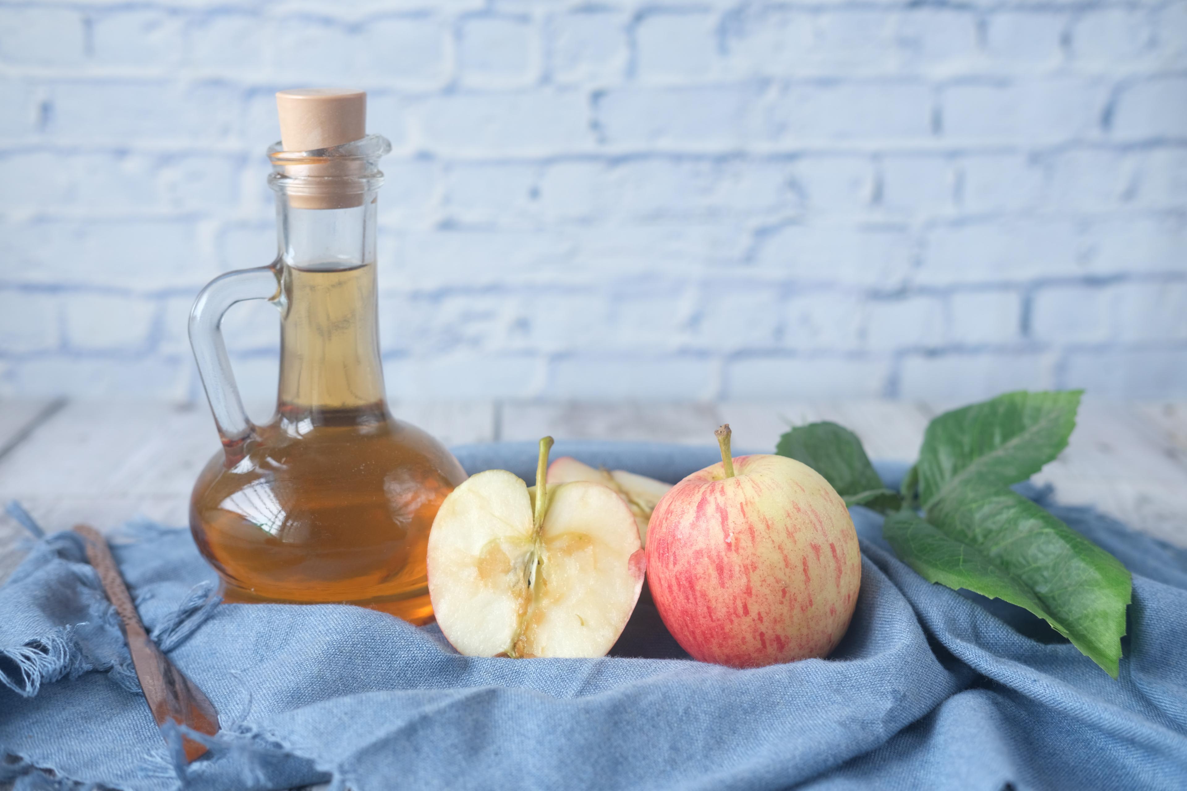 Ocet jabłkowy - właściwości. Jak ocet wpływa na zdrowie? Jakie właściwości i zastosowanie zdrowotne ma ocet jabłkowy? Ocet jabłkowy – właściwości i zastosowanie.Ocet jabłkowy – zastosowanie 