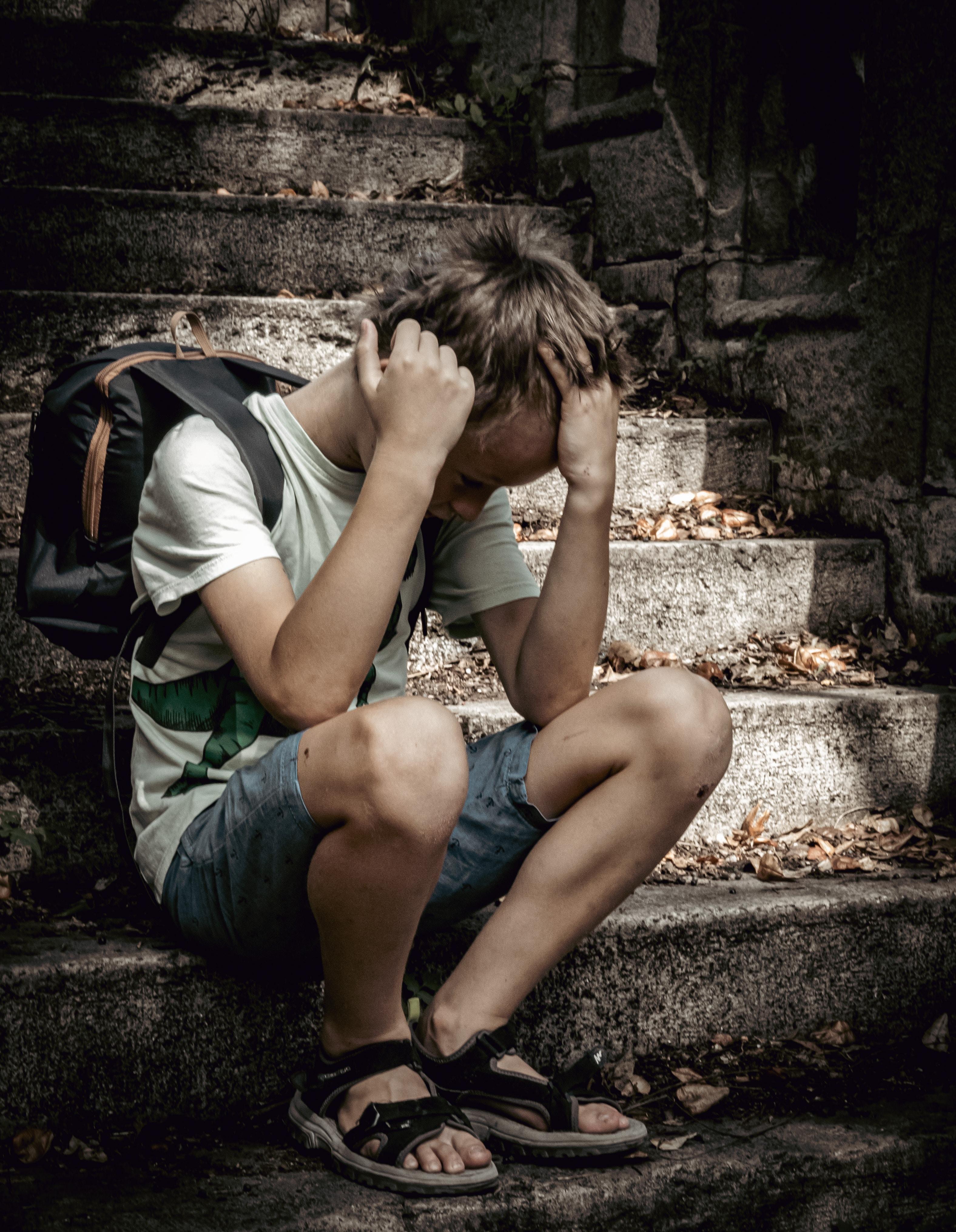 Depresja u nastolatków - przyczyny i jak im pomóc? Przyczyny depresji u dzieci i młodzieży, czym objawia sie depresja? Czynniki genetyczne