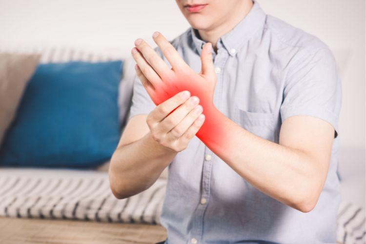 Zespół cieśni nadgarstka – objawy, ulga w bólu i operacja