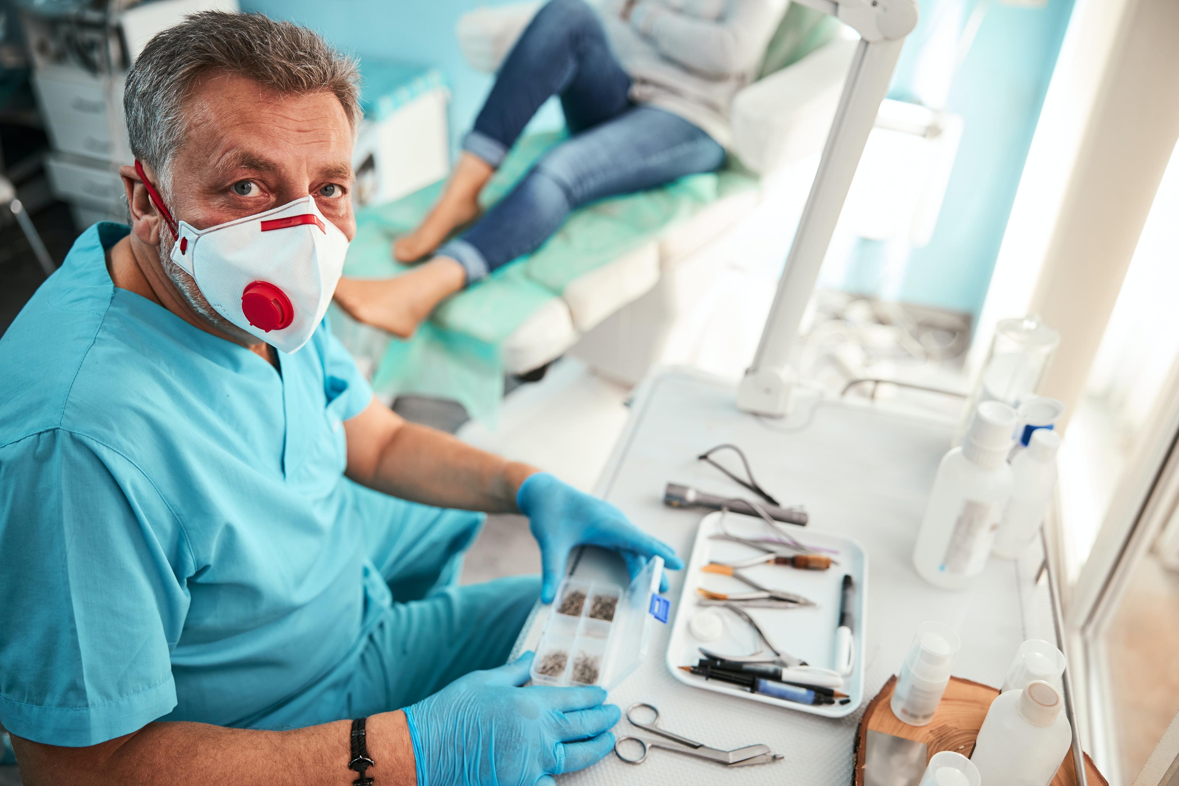 Leczenie kanałowe – na czym polega, co wpływa na cenę i bezpieczeństwo w ciąży