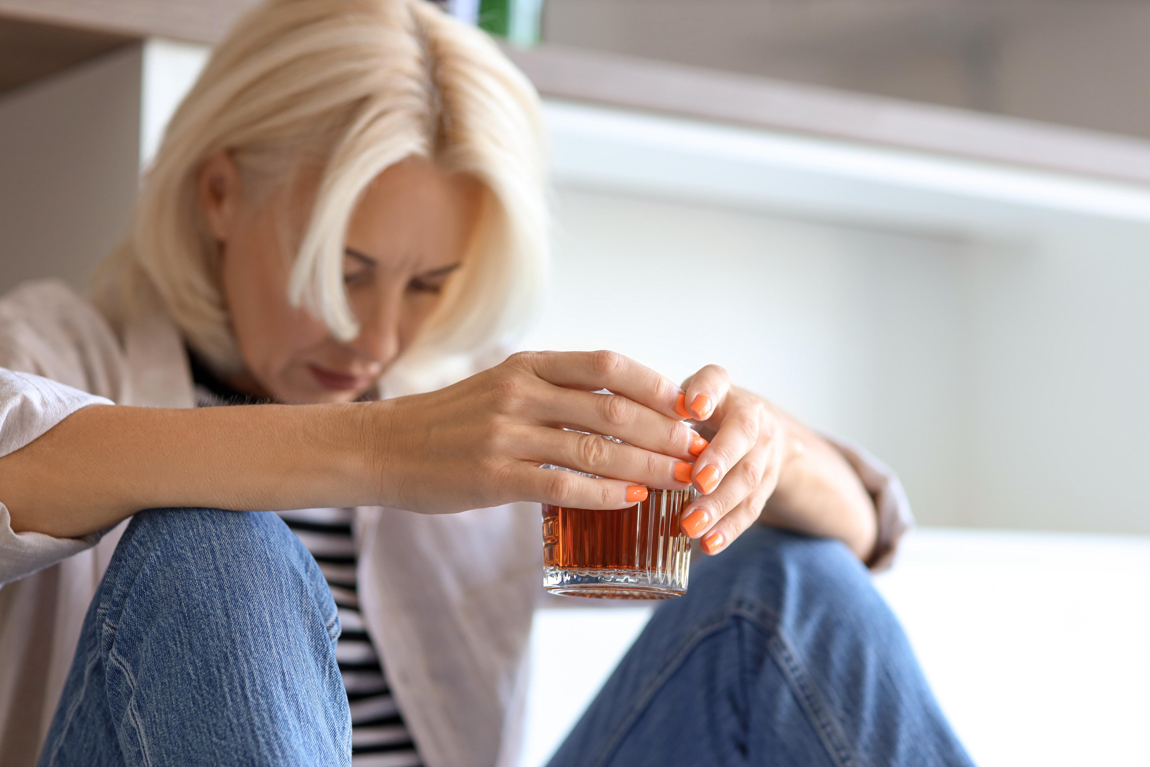 Terapia dla alkoholika – ile trwa, na czym polega, od czego zacząć?