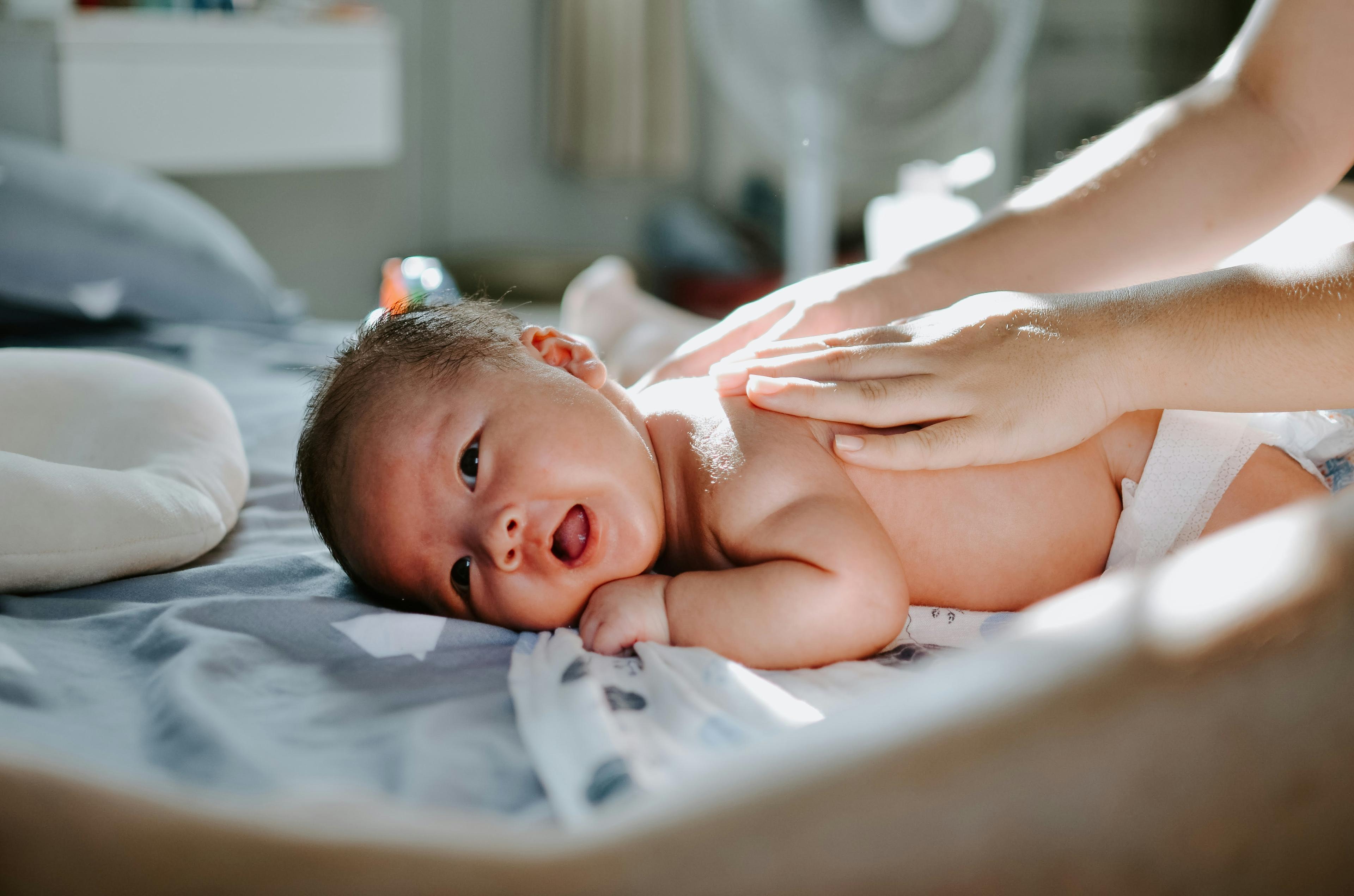 Czym jest masaż Shantala i jak wpływa na rozwój niemowląt? Masaż Shantala – na czym polega i jak wykonywać ten masaż niemowlaka? Co jest potrzebne do wykonania masażu Shantala niemowlaka? 