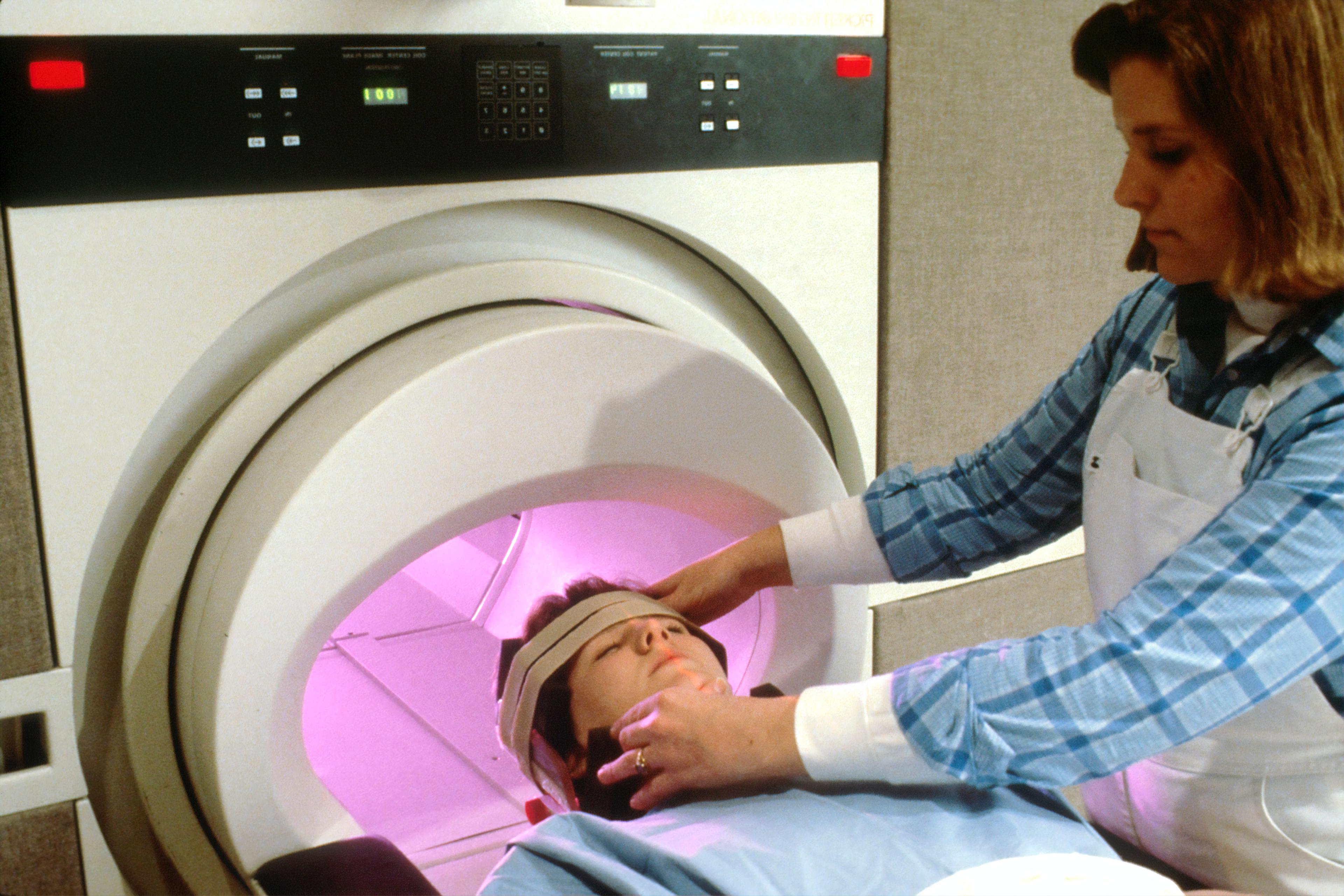 Rezonans magnetyczny (MRI) - na czym polega badanie i jak się do niego przygotować? Jak się przygotować do rezonansu magnetycznego kręgosłupa Jak przebiega rezonans magnetyczny z kontrastem. Jak przygotować się do rezonansu magnetycznego?