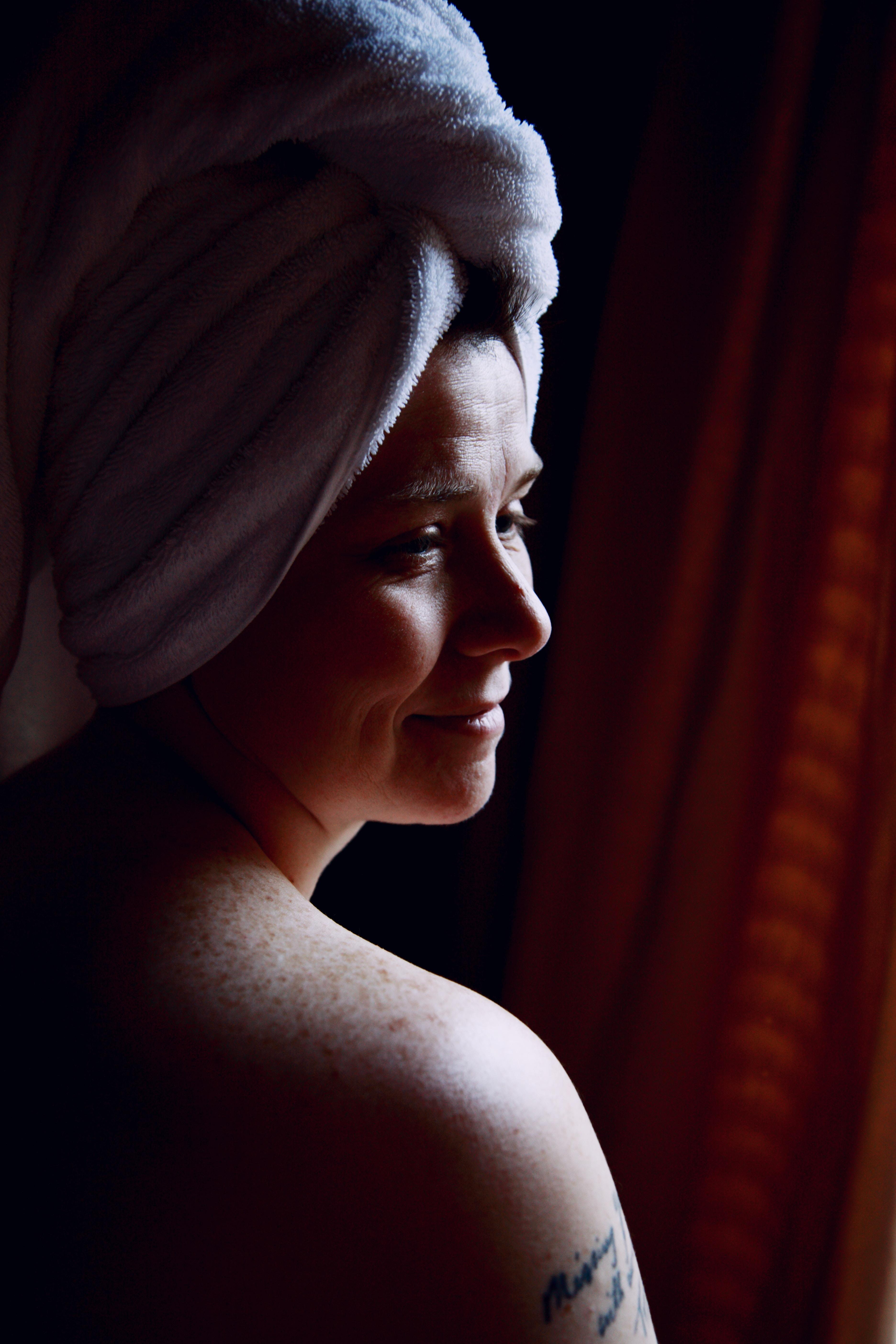 Łupież tłusty – czym się różni od suchego, przyczyny i leczenie