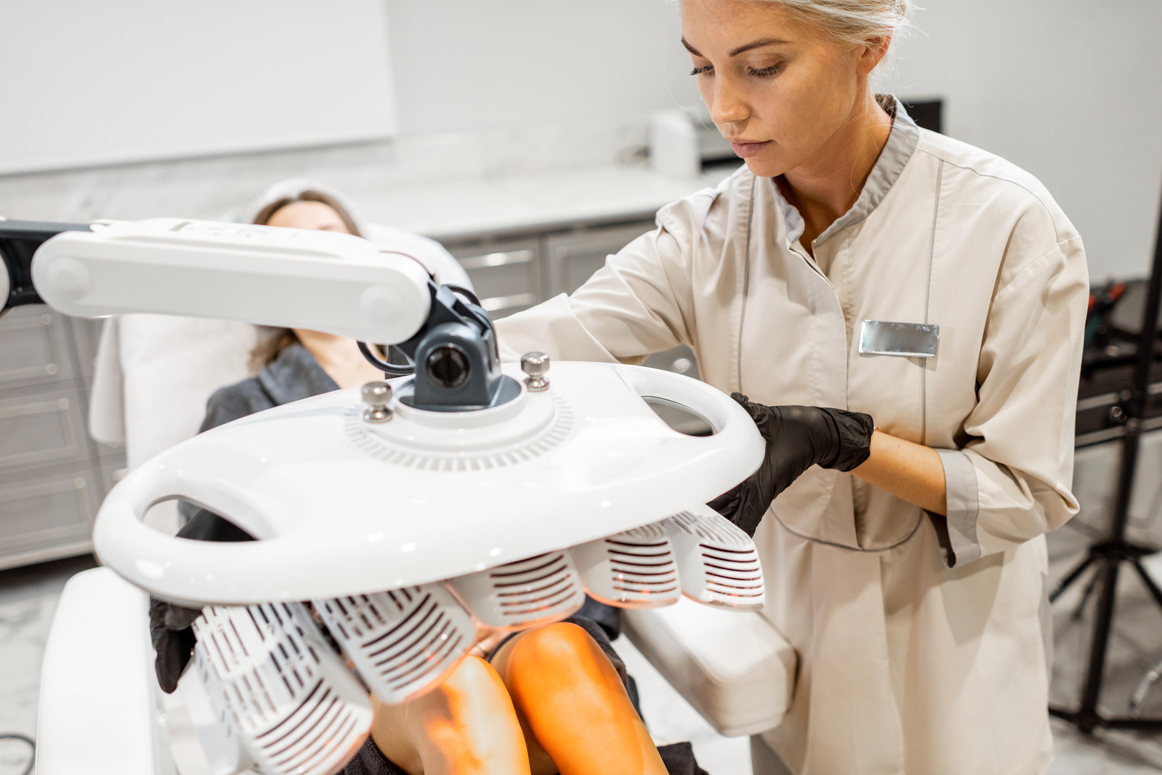 Laseroterapia w rehabilitacji – jak działa i wskazania (+ aquavibron)