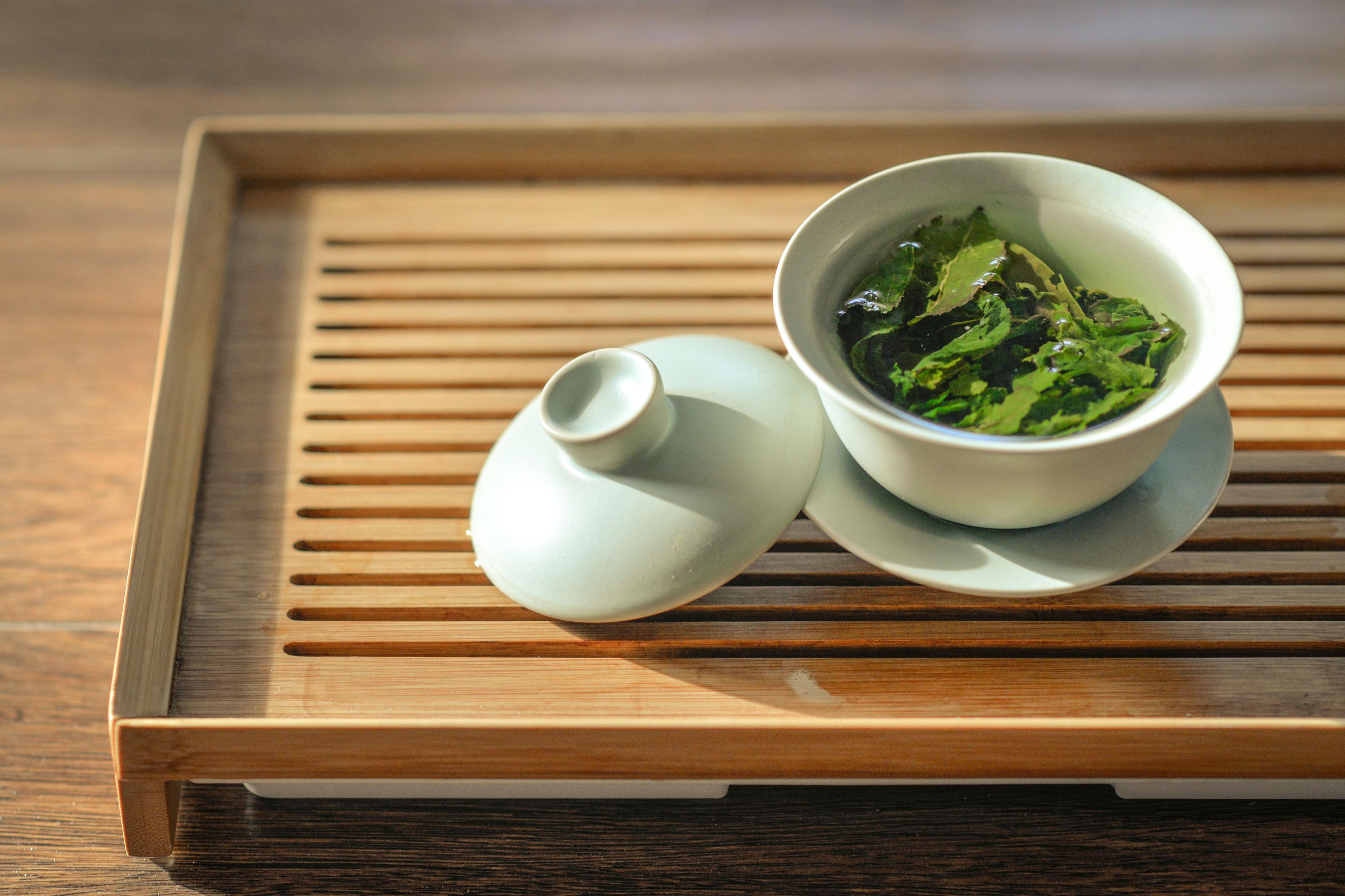 Zielona herbata - zalety i wady. Na co pomaga zielona herbata? Właściwości lecznicze herbaty zielonej. Skutki uboczne